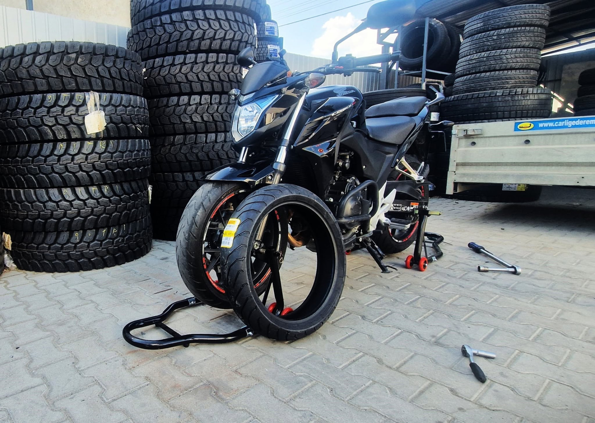 Motocicletă cu anvelopă nouă în atelier