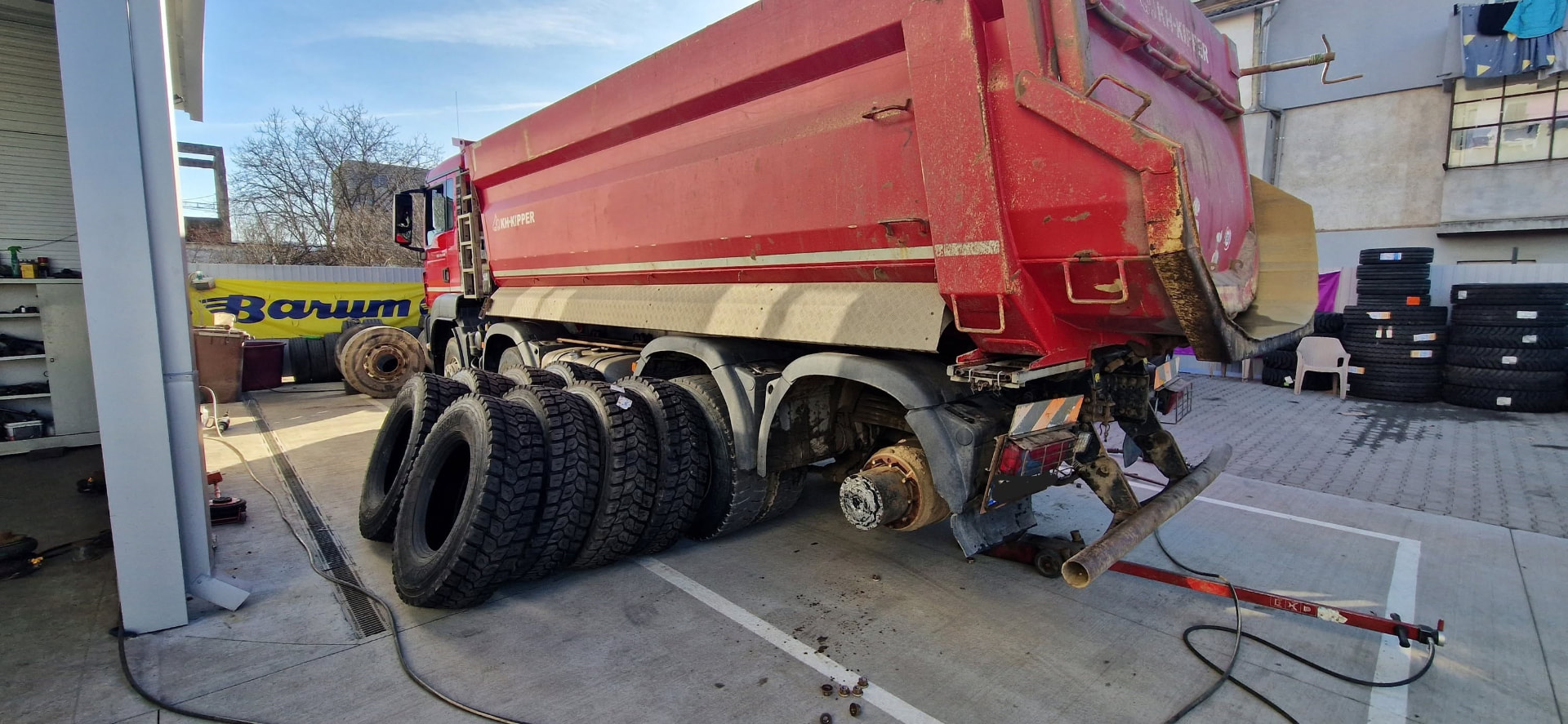 Camion roșu cu anvelope pentru vehicule grele