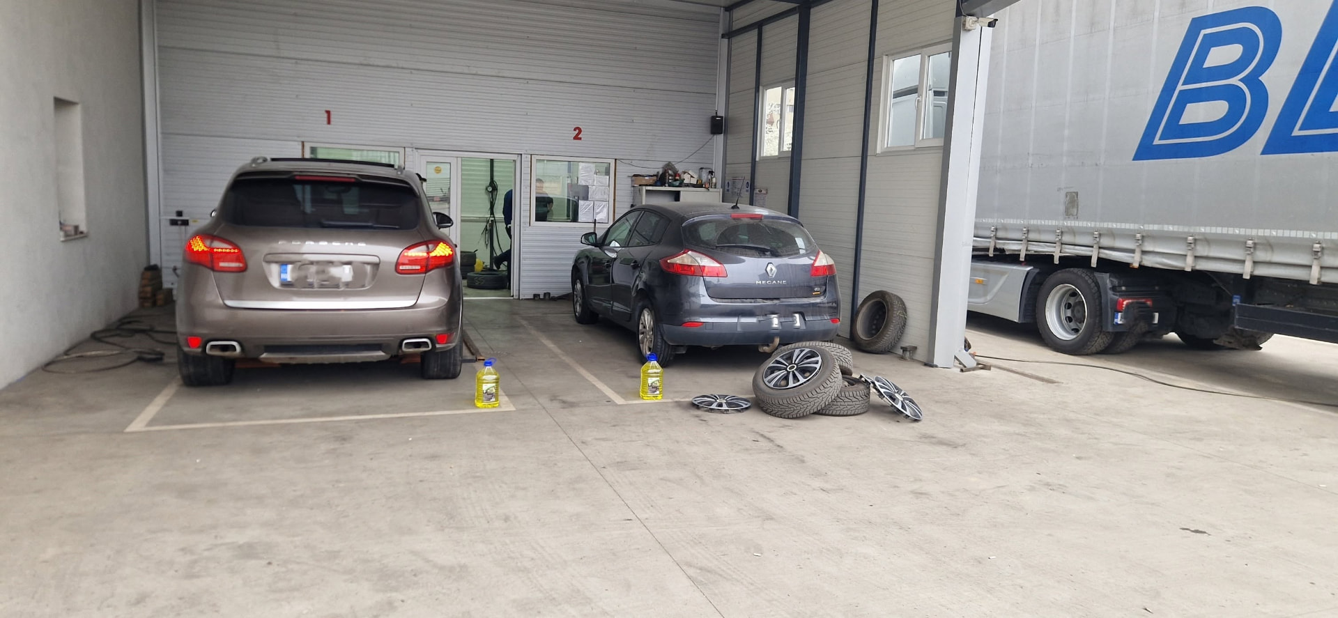 Două autoturisme în service-ul Dolsat Com