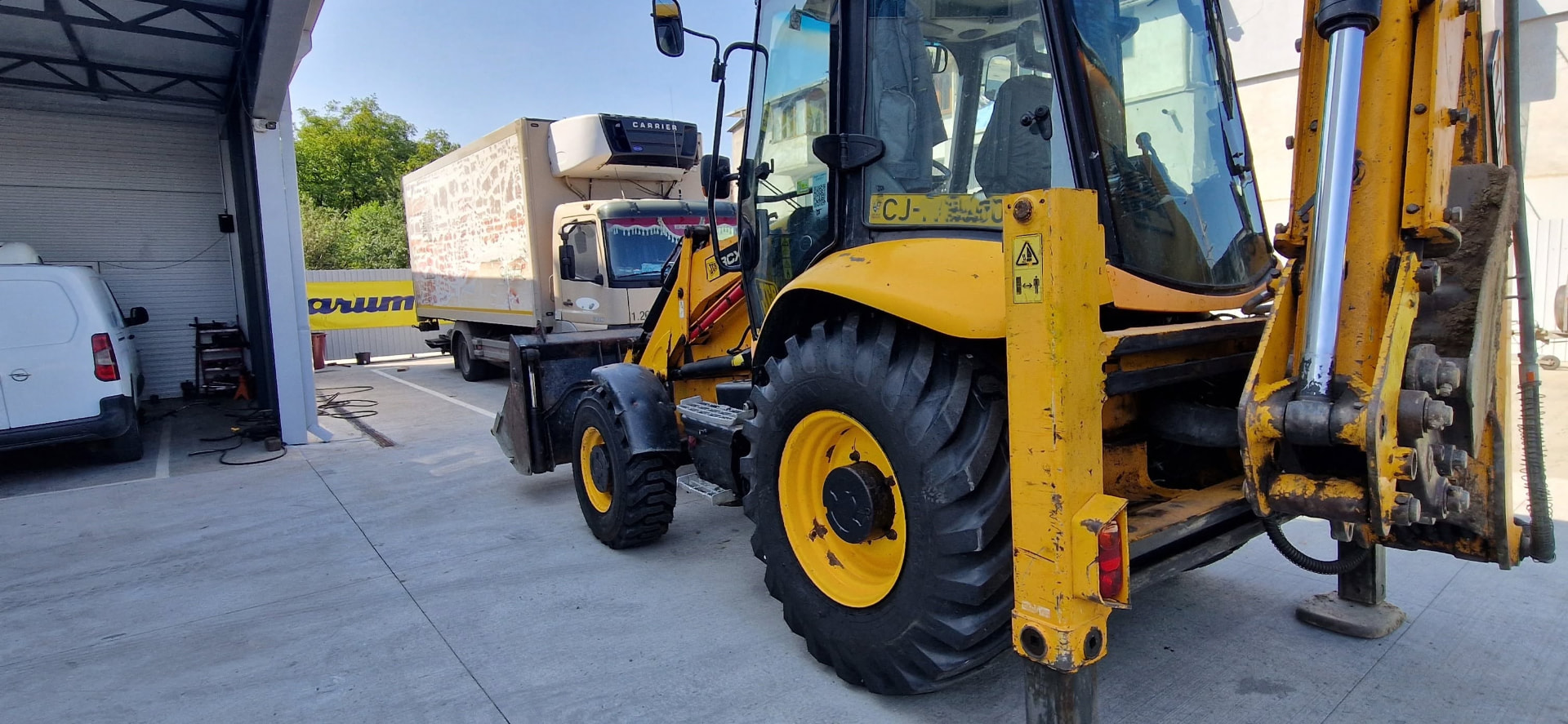 Tractor utilaj în service pentru anvelope